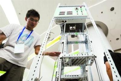 武汉大学生研发“节能宝匣” 让电梯节能三成年销400万