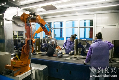 湖北制造2025：工厂“招进”机器人干活
