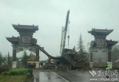 湖北大冶一古建门楼被重型货车车厢撞塌 致1死1伤