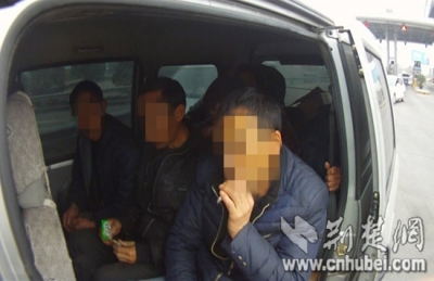 湖北查获多起面包车超员 违法司机安全意识淡漠