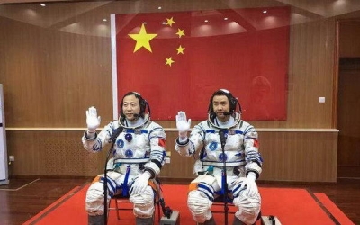 景海鹏获颁一级航天功勋奖章 陈冬获航天功勋奖章