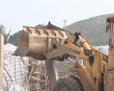 英山“两违” 指挥部强制拆除五处违章建筑