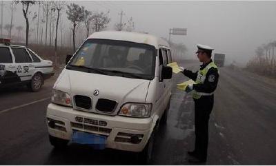 浠水交警积极应对雾霾天气 全警上路守护平安