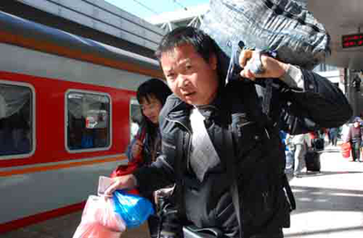 腊月二十八火车票今日开抢 热门线路或现“秒光”
