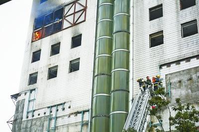 13层待拆迁大楼突发大火 消防及时灭火无人员伤亡