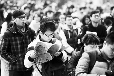湖北10万人考研：政治考题论雾霾 英语阅读谈脱欧