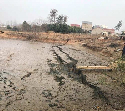 湖北荆门一石膏矿采空区发生裂缝 紧急疏散400人