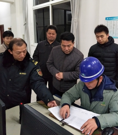 市安监局党组书记、局长欧喜安同志带队夜访城区企业安全生产工作