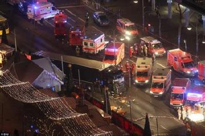 卡车冲进柏林闹市区圣诞市场造成伤亡 或为人为袭击