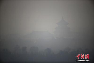 华北大范围雾霾持续加重 多地加码应急措施
