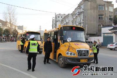 红安交警对校车开展检查 拧紧校车“安全阀”
