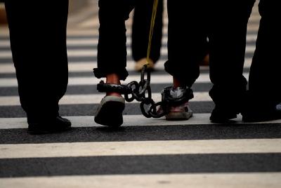一个塑料袋找出真凶 英山交警破获一起交通肇事逃逸案