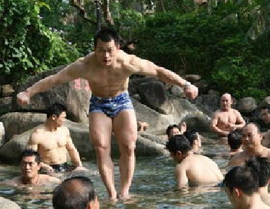 武汉32岁男子温泉池玩跳水 撞池底致高位瘫痪