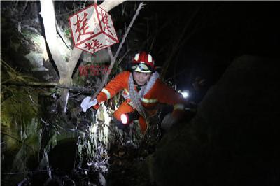 “驴友”被困深山 200斤重男子经6小时营救终脱险