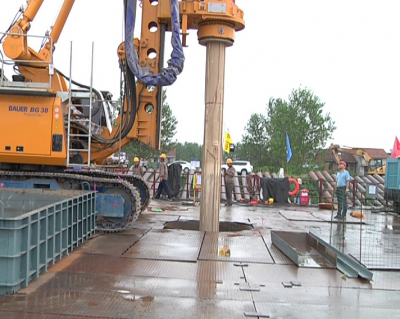 武穴：长江大桥建设者奋战施工一线