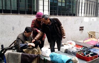 16年温情父子摊:六旬父亲陪聋哑儿子摆摊为生