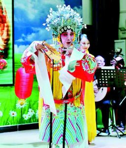 感人！浠水患癌大妈忍痛开个人京剧演唱会