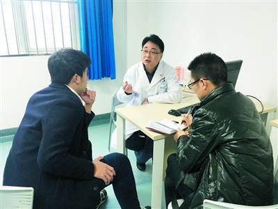 小伙微信抢红包两月输17万后轻生 获救后又借贷赌