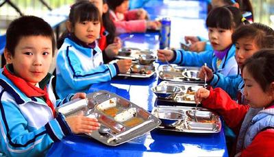 聚焦中国中小学生营养餐：人均粮食浪费量接近二两