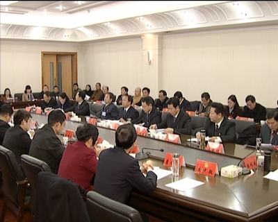 市五届人大一次主席团举行第一次会议 