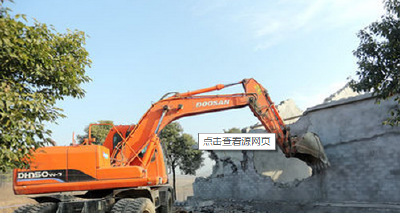 麻城市对镇区街道一违建加油站进行强制拆除