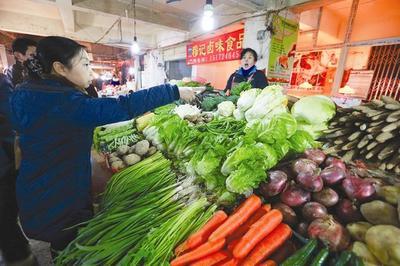 武汉今冬菜价罕见“涨少跌多” 天气适宜促本地蔬菜生长