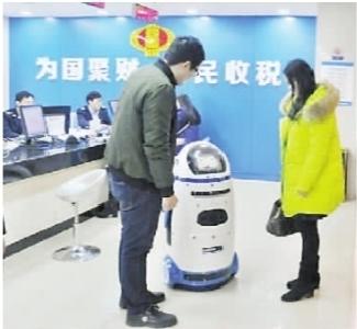 呆萌机器人“小胖”上岗