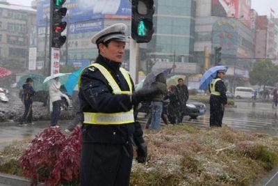 蕲春：100名交警上路全力保春运