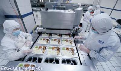 探访高铁盒饭生产基地：15元盒饭仍生产 45元最多