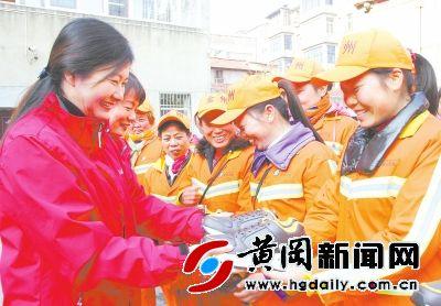 山河集团暖冬 300双旅游鞋赠给城市美容师