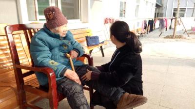 白潭湖公司慰问黄州区南湖福利院老人