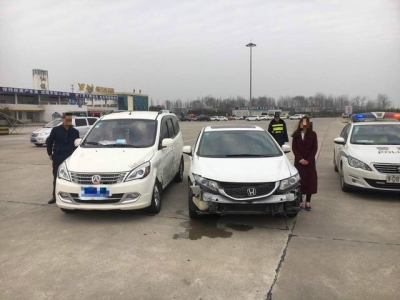 两车争抢加油赶时间 仙桃高速服务区撞掉车“下巴”