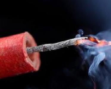 拾荒老人贪图好玩点燃爆竹 烧毁一辆车被拘