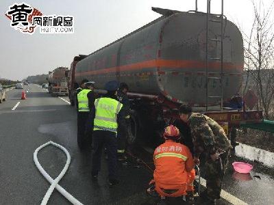 麻武高速发生油罐车追尾事故 未造成人员伤亡