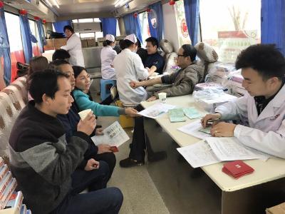 无偿献血手牵手，关爱生命心连心