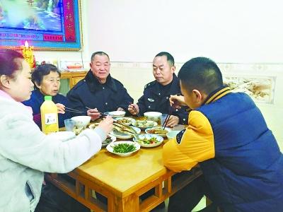 民警春节连值7天班 初五补顿团年饭