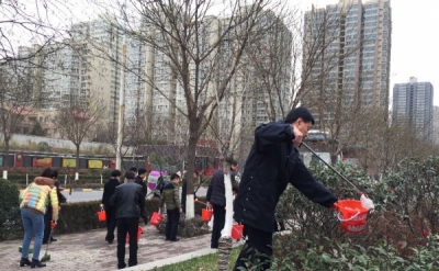 红安千余干部职工街头清扫垃圾倡环保