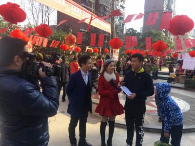 主持人 闹元宵 《乡音乡情黄冈人》栏目主持人走进社区和居民联欢 