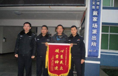 男子取款后忘拔卡 银行卡ATM机上被盗刷9千元