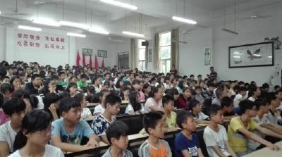 和手机、早恋等作斗争 学校哪来这么多“敌人”？