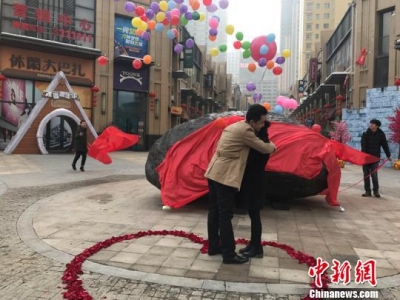 新疆一男子花百万元购买33吨“陨石”向女友求婚(图)