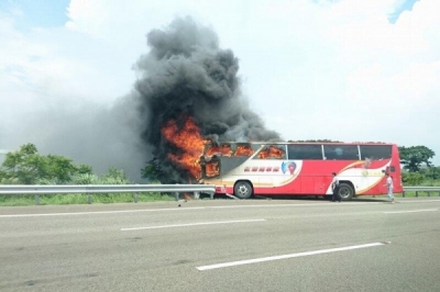 大陆游客游览车撞民宅 司机死亡游客均无大碍
