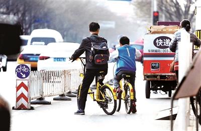 未满12岁不能骑车上路 共享单车小学生们