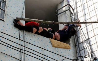 通城男子跳楼 脚悬空的刹那消防员抓住1条腿捡回一命