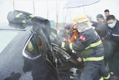 雨天路面湿滑事故频发 黄州两车相撞一人被困