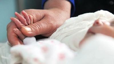 男子抚养弃婴七年遭生父母索回 因未登记被判归还