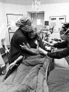 84岁老人手术前怕得浑身抖 90后护士抱着她聊家常减压