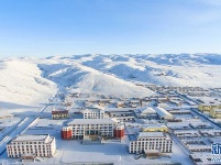 航拍：青海玛多县初春雪景 积雪不融如童话世界