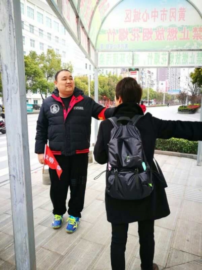 市体育局志愿小分队  助力市区文明创建