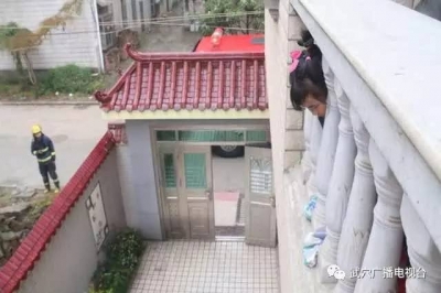 武穴一小女孩头被卡阳台护栏 消防官兵成功救援